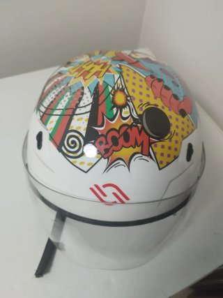Casco estilo cómic con visera