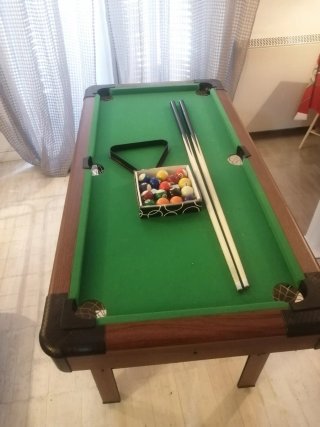 Mesa de billar con accesorios