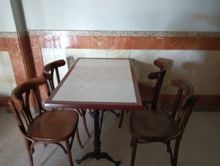 Mesa y 4 sillas de bar