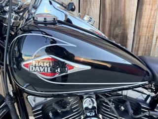 Harley Davidson Heritage Softail Classic Negra
