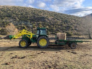 Tractor John Deere 3140 con pala