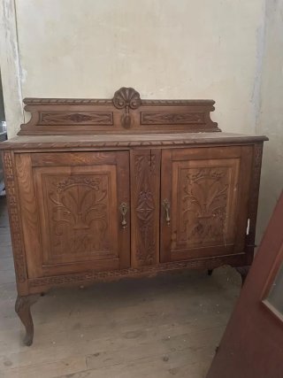 Mueble antiguo de madera tallada