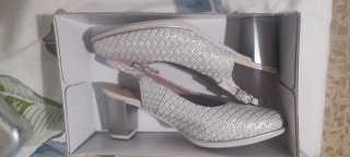 Zapatos de fiesta plateados y blancos