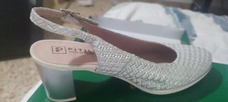 Zapatos de fiesta plateados y blancos