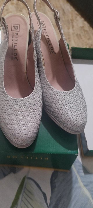 Zapatos de fiesta plateados y blancos