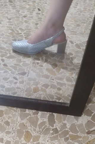 Zapatos de fiesta plateados y blancos