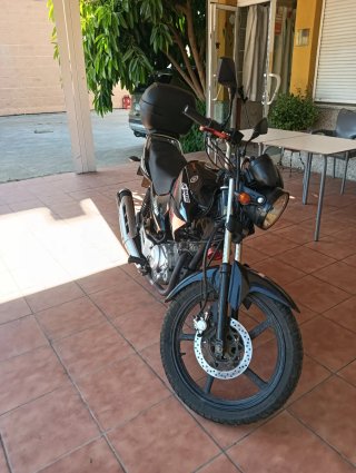 Yamaha YBR 125 negra y roja