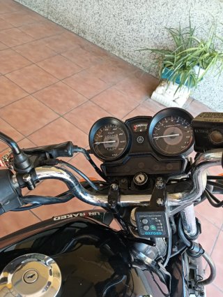 Yamaha YBR 125 negra y roja