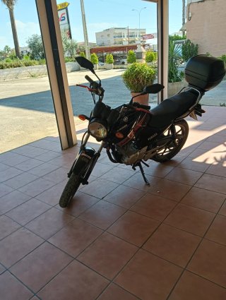 Yamaha YBR 125 negra y roja