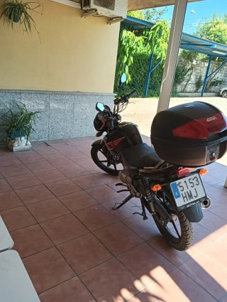 Yamaha YBR 125 negra y roja
