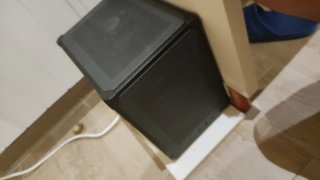 PC de escritorio negro y beige