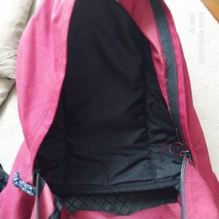 Mochila Jansport granate y negra con base de goma