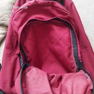 Mochila Jansport granate y negra con base de goma