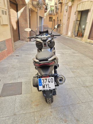 Moto Scooter Negra y Gris