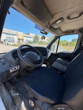 Chasis doble cabina Iveco Daily con volquete