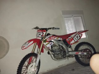 Honda CRF450R Motocross Roja y Blanca