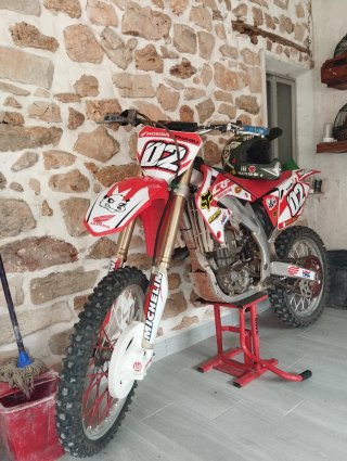 Honda CRF450R Motocross Roja y Blanca