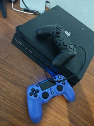 PS4 1TB Negra +2  Mando Azul