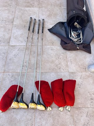 Bolsa de palos de golf con palos