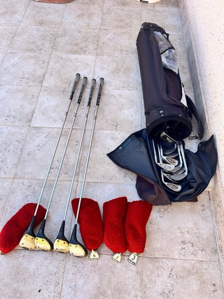 Bolsa de palos de golf con palos
