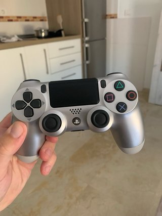 PS4 Slim 1TB + 2 mandos.