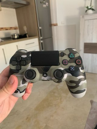 PS4 Slim 1TB + 2 mandos.
