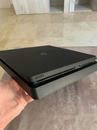 PS4 Slim 1TB + 2 mandos.