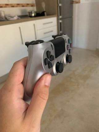 PS4 Slim 1TB + 2 mandos.