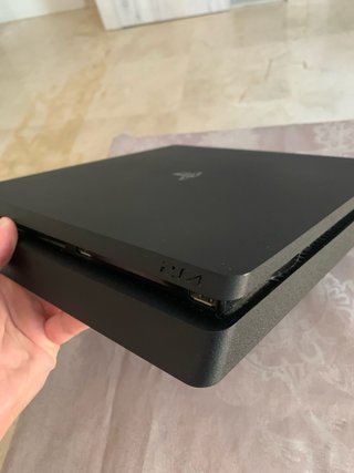 PS4 Slim 1TB + 2 mandos.
