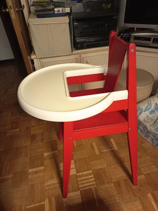 Trona de madera roja de Ikea