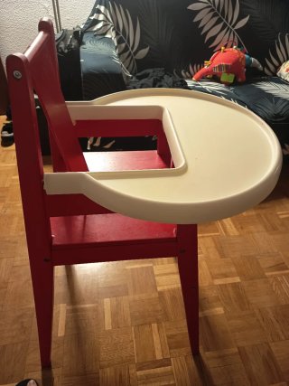 Trona de madera roja de Ikea
