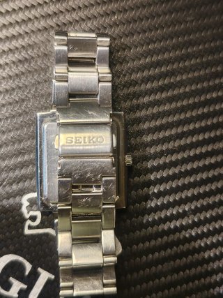 Reloj Seiko Rectangular Negro y Plateado,34 mm