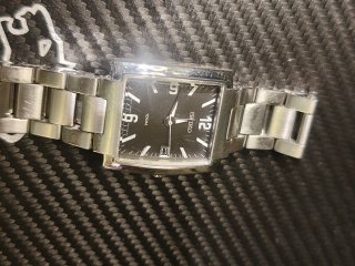 Reloj Seiko Rectangular Negro y Plateado,34 mm
