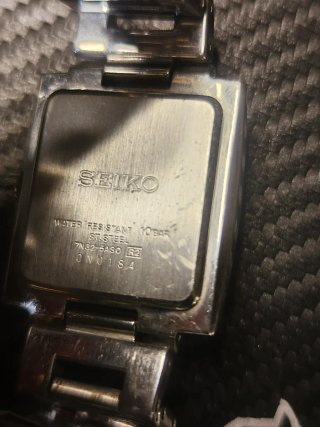 Reloj Seiko Rectangular Negro y Plateado,34 mm