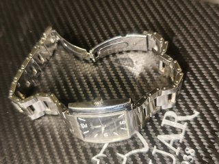 Reloj Seiko Rectangular Negro y Plateado,34 mm