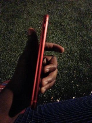 Teléfono móvil rojo