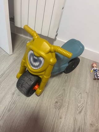 Moto infantil amarilla y azul