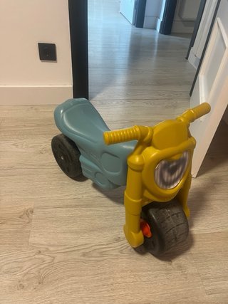 Moto infantil amarilla y azul