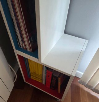 Urge mudanza . Estantería cubos.