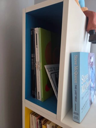 Urge mudanza . Estantería cubos.