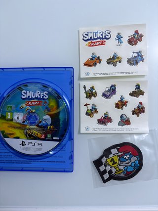 PS5 Puffi Kart + Patch + 2 Fogli Adesivi