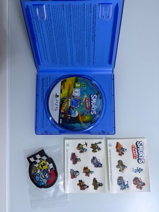 PS5 Puffi Kart + Patch + 2 Fogli Adesivi