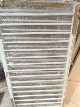 Cuna de bebé blanca con osito