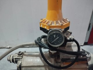 Bomba de presión de agua con manómetro
