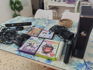 Xbox 360 + Mando + 4 Juegos + Kinect + 2 Micrófono