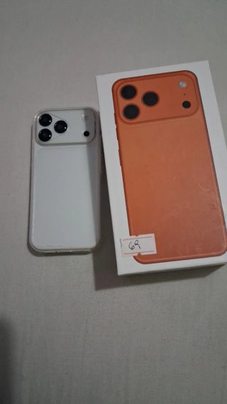 Móvil naranja y plateado