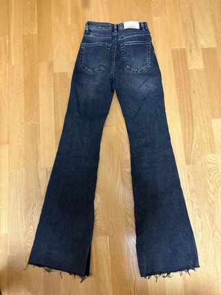 Pantalones vaqueros acampanados grises