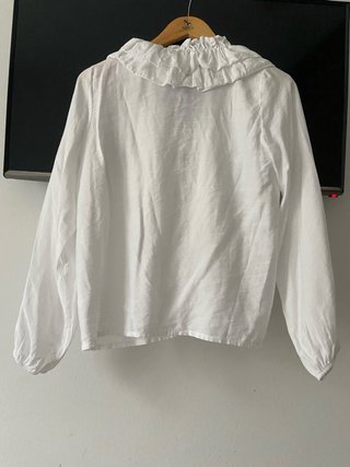 Blusa  blanca con volantes