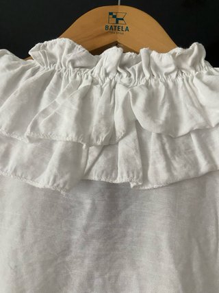 Blusa  blanca con volantes