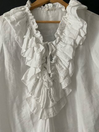 Blusa  blanca con volantes
